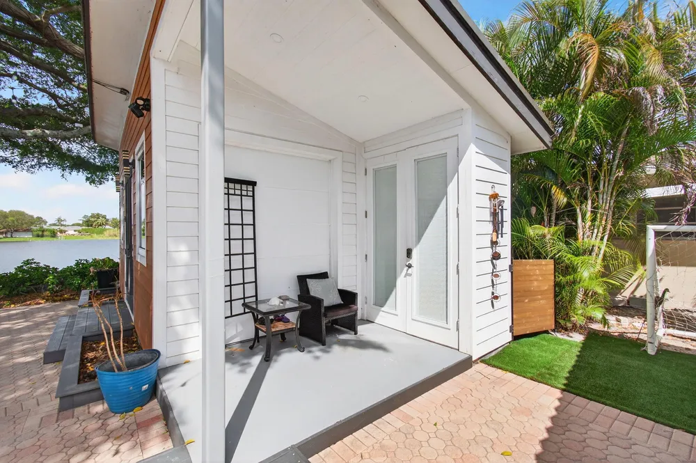 6647 Paul Mar Dr, Lantana, FL 33462
