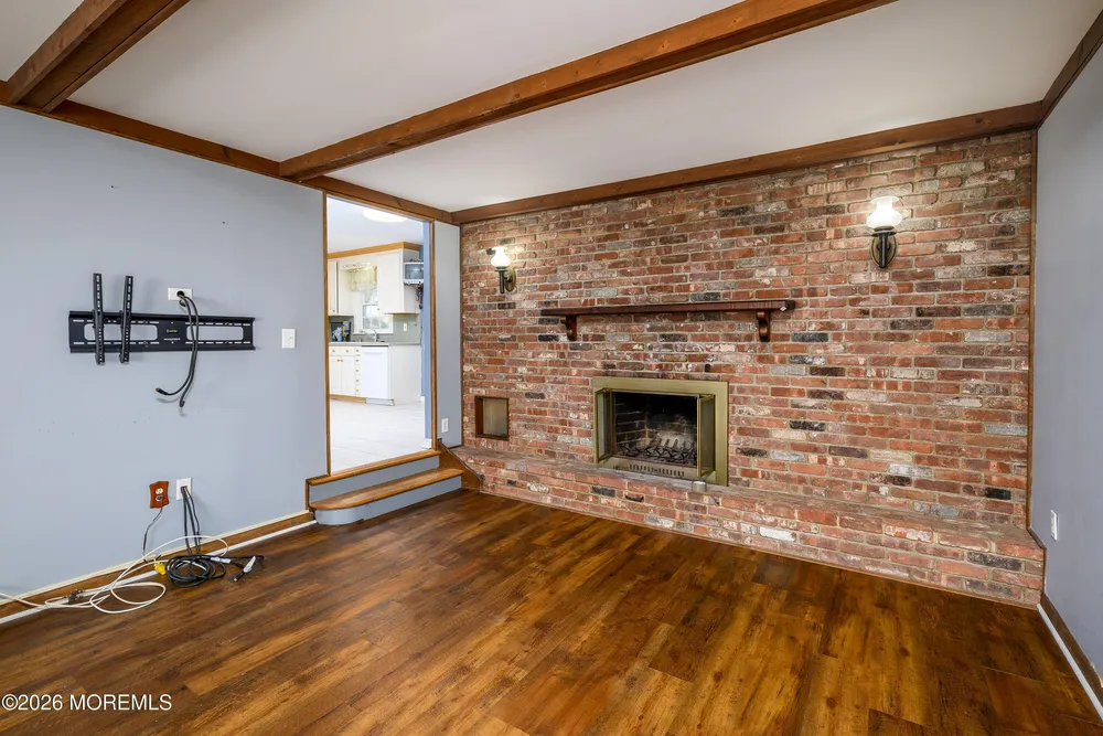 821 Middletown Lincroft Rd, Middletown, NJ 07748