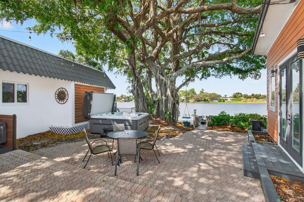 6647 Paul Mar Dr, Lantana, FL 33462