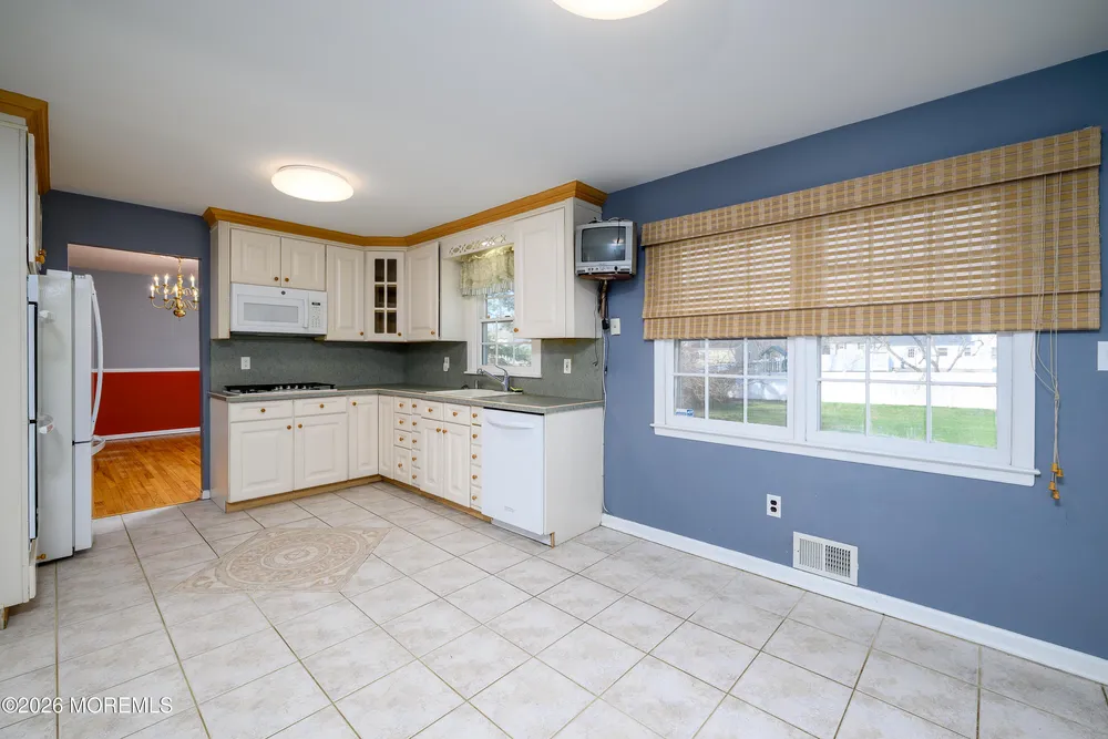 821 Middletown Lincroft Rd, Middletown, NJ 07748