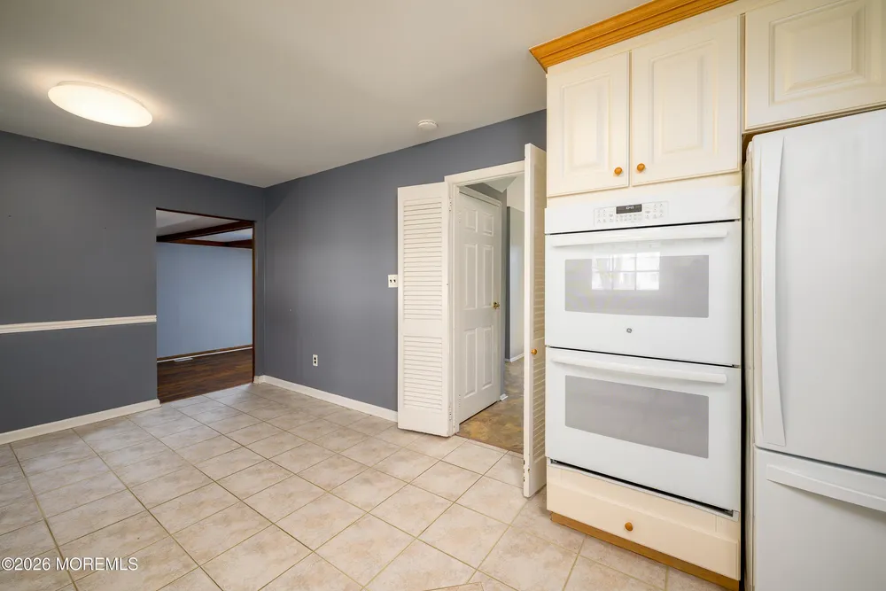 821 Middletown Lincroft Rd, Middletown, NJ 07748