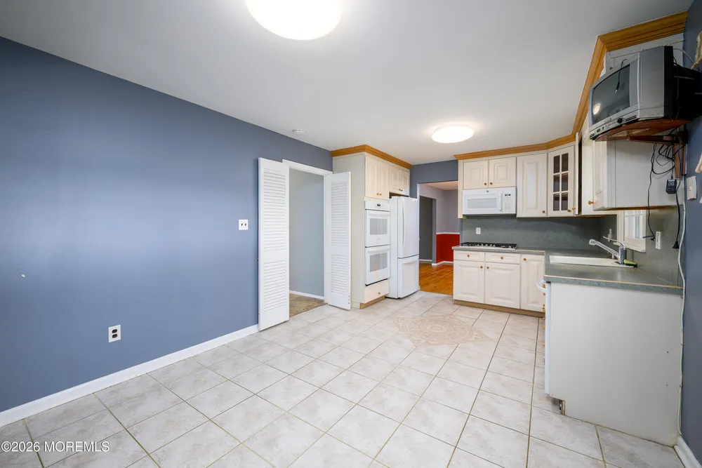 821 Middletown Lincroft Rd, Middletown, NJ 07748