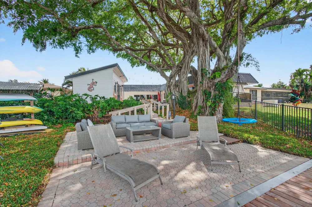 6647 Paul Mar Dr, Lantana, FL 33462