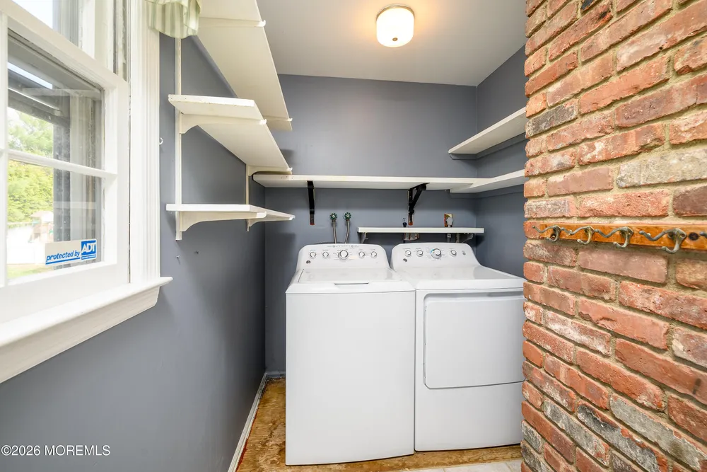 821 Middletown Lincroft Rd, Middletown, NJ 07748