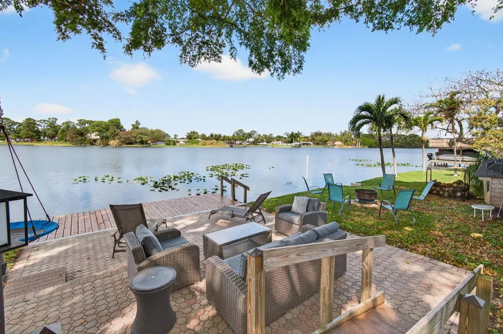 6647 Paul Mar Dr, Lantana, FL 33462