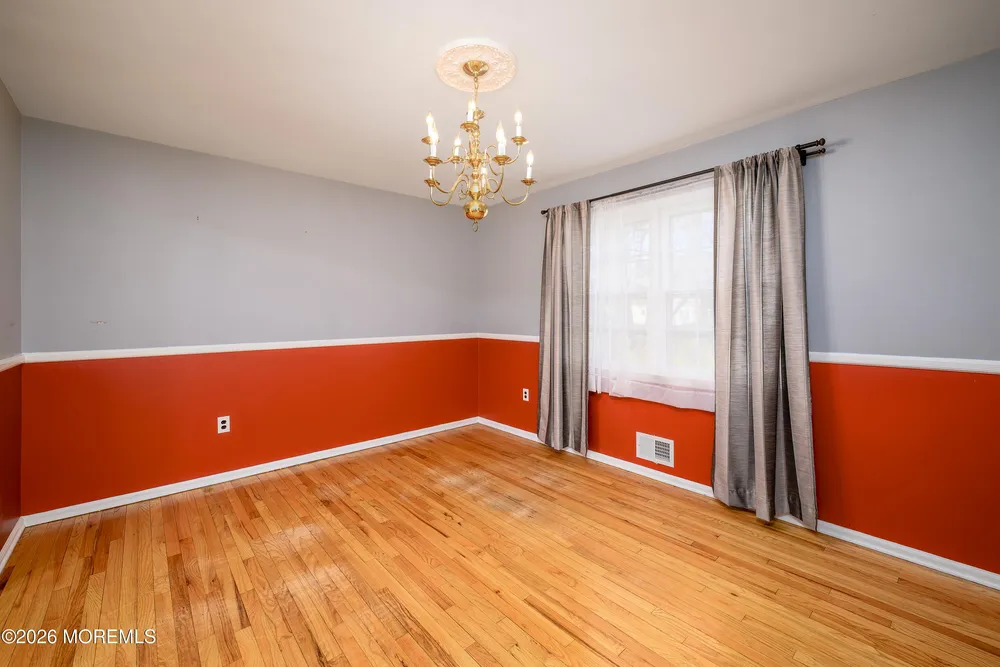 821 Middletown Lincroft Rd, Middletown, NJ 07748