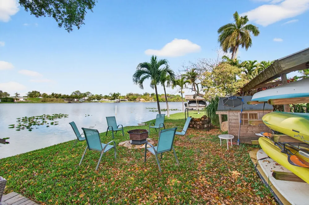 6647 Paul Mar Dr, Lantana, FL 33462