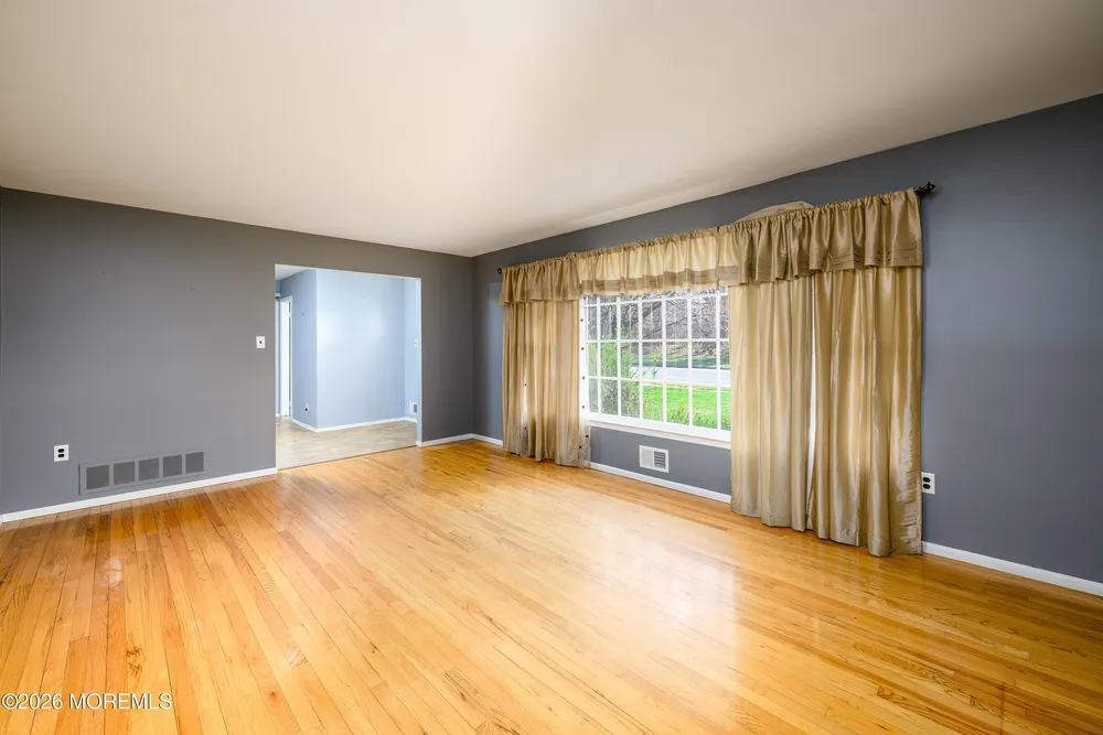 821 Middletown Lincroft Rd, Middletown, NJ 07748