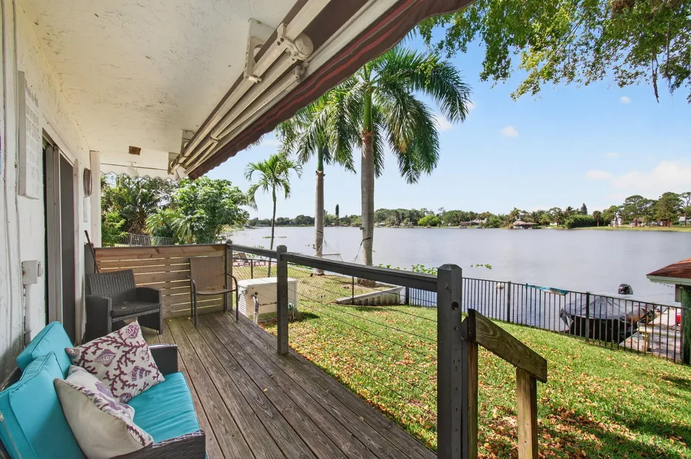 6647 Paul Mar Dr, Lantana, FL 33462