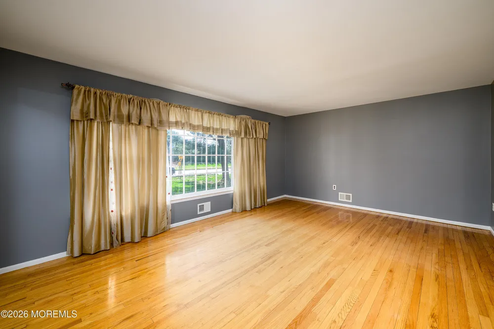 821 Middletown Lincroft Rd, Middletown, NJ 07748