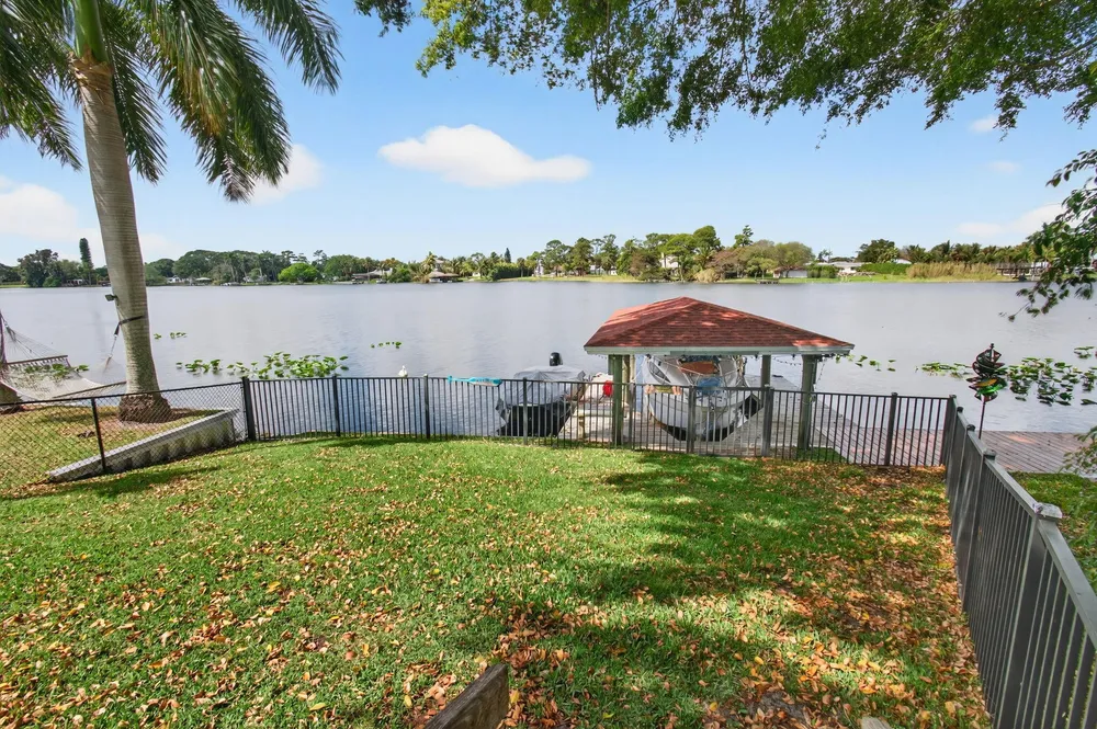 6647 Paul Mar Dr, Lantana, FL 33462