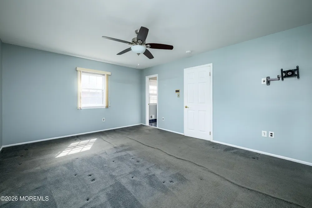 821 Middletown Lincroft Rd, Middletown, NJ 07748