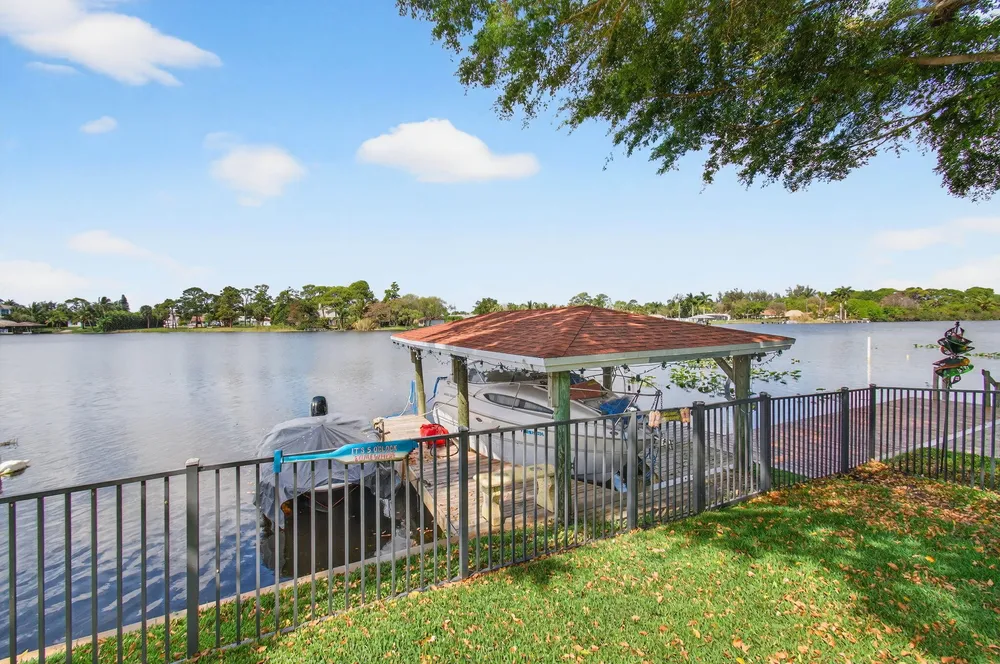 6647 Paul Mar Dr, Lantana, FL 33462