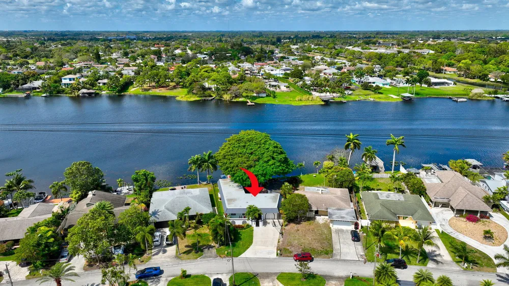 6647 Paul Mar Dr, Lantana, FL 33462