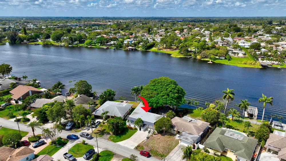 6647 Paul Mar Dr, Lantana, FL 33462
