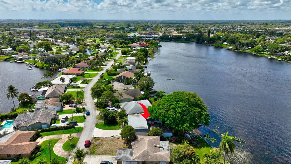 6647 Paul Mar Dr, Lantana, FL 33462