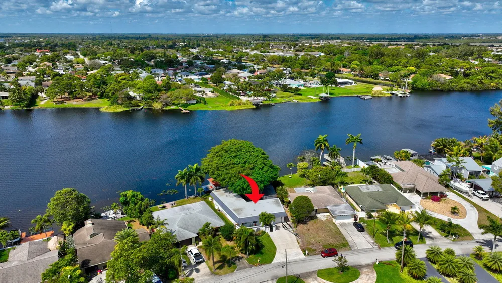 6647 Paul Mar Dr, Lantana, FL 33462