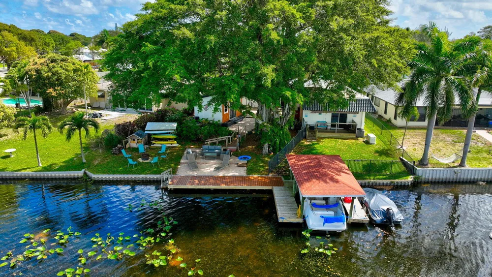6647 Paul Mar Dr, Lantana, FL 33462