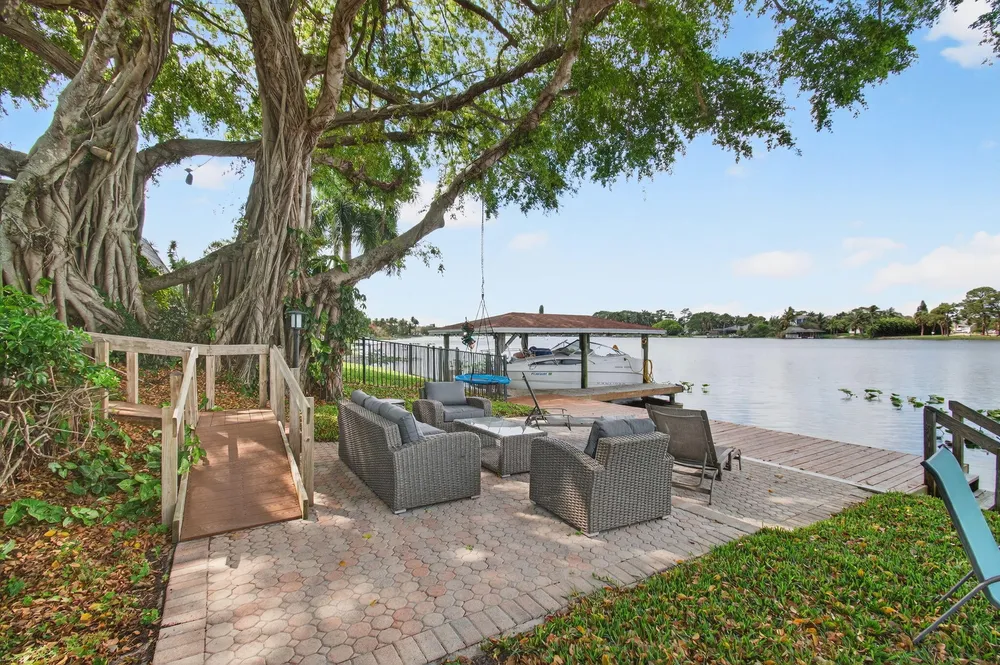 6647 Paul Mar Dr, Lantana, FL 33462
