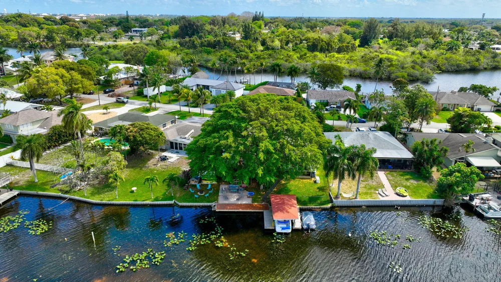 6647 Paul Mar Dr, Lantana, FL 33462