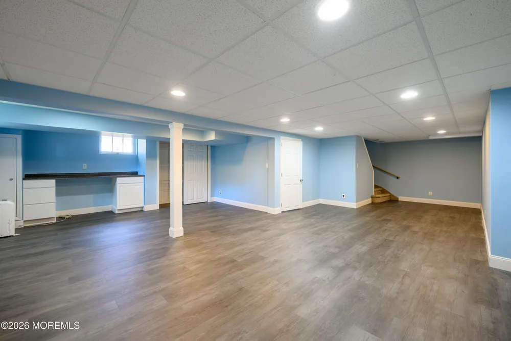821 Middletown Lincroft Rd, Middletown, NJ 07748