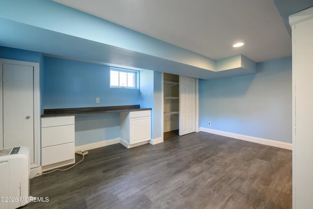 821 Middletown Lincroft Rd, Middletown, NJ 07748