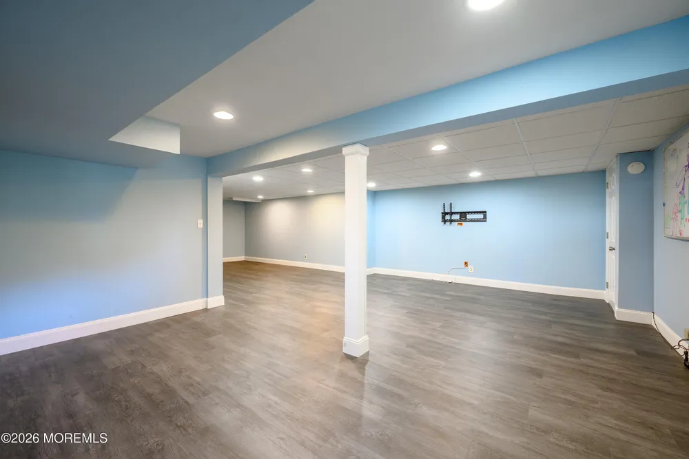821 Middletown Lincroft Rd, Middletown, NJ 07748