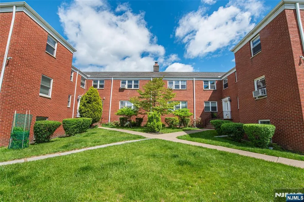 284 Claremont Ave, Verona, NJ 07044