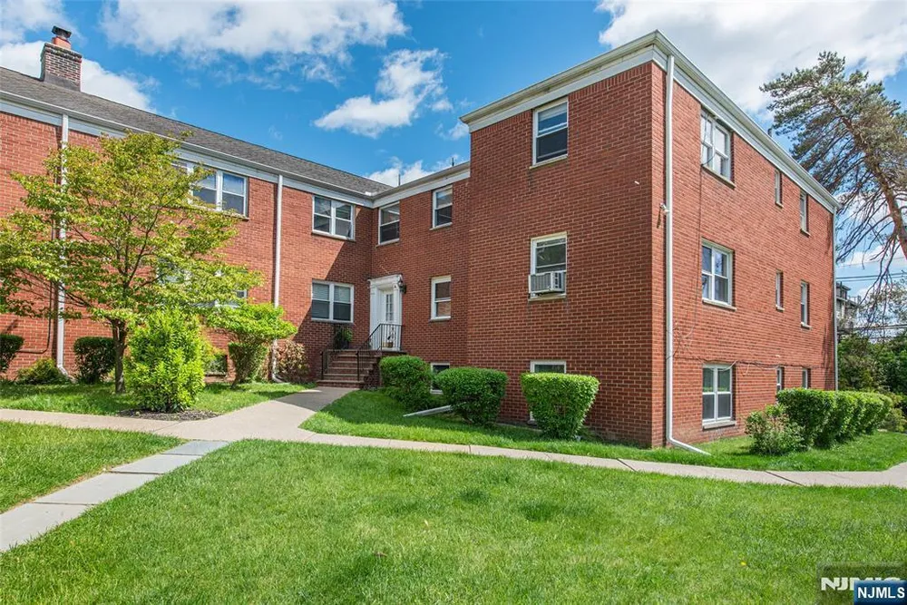 284 Claremont Ave, Verona, NJ 07044