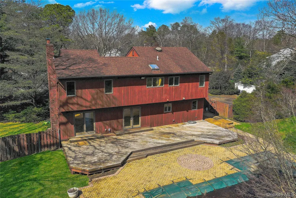 6 Liberty Ln, Miller Place, NY 11764