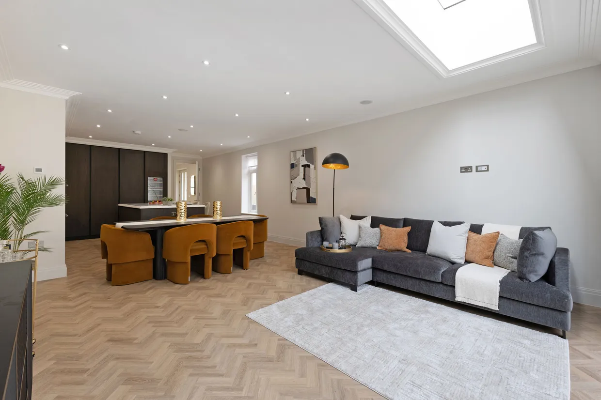 No. 3 Ronmar Place, Oxshott, KT22 photo 5