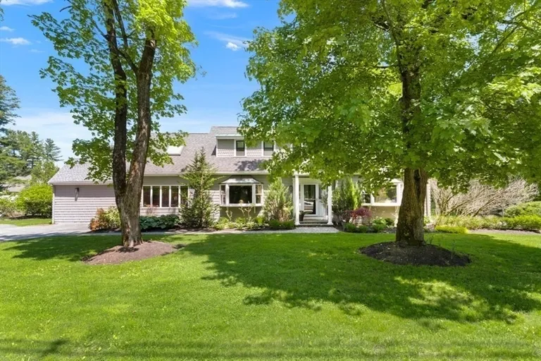 319 Lowell St, Lynnfield, MA 01940