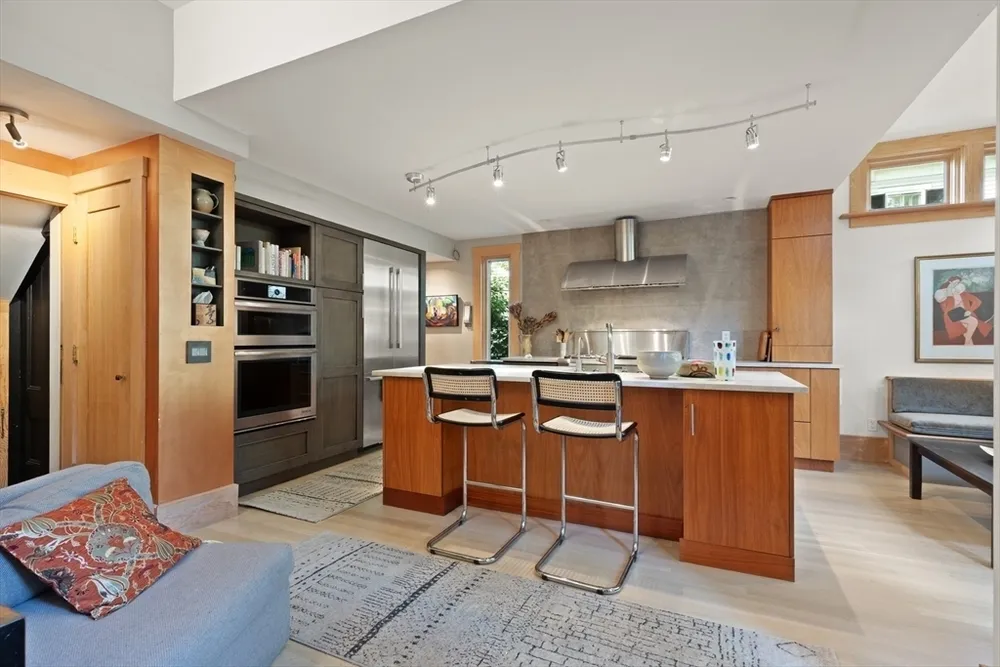 32 Hawthorn St, Cambridge, MA 02138