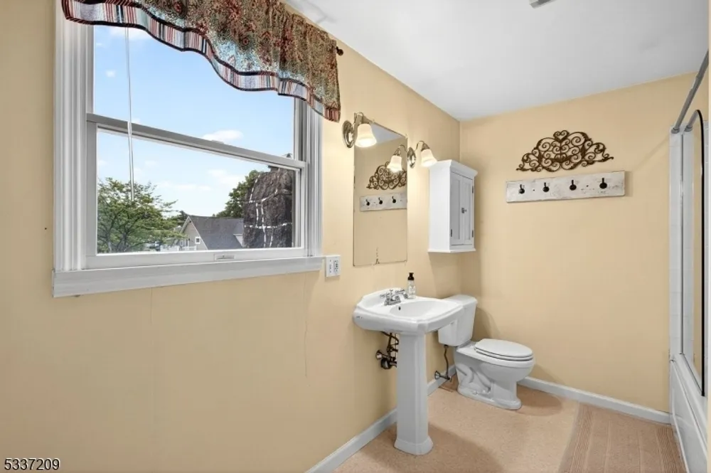 122 Aurora St, Lopatcong Overlook, NJ 08865