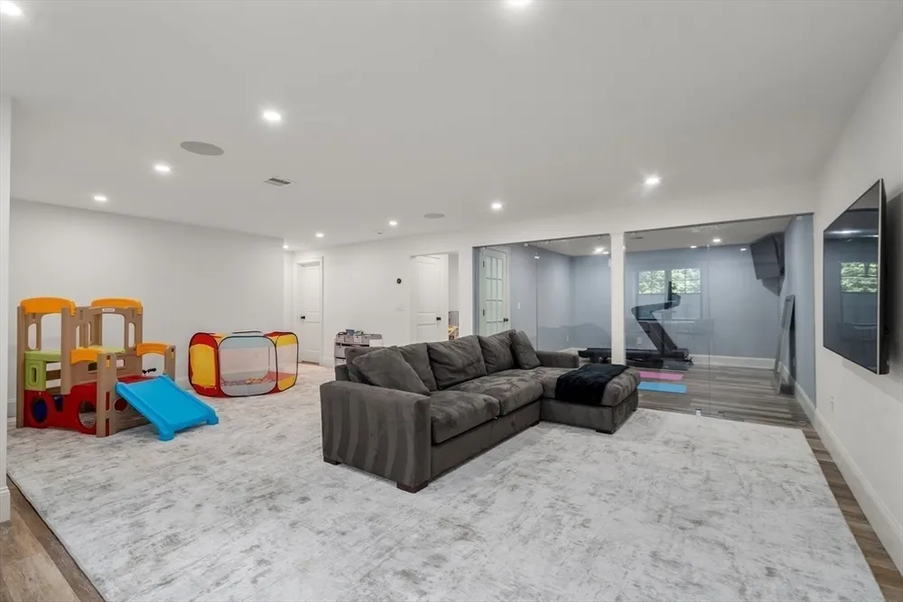 7 Massasoit Rd, Wellesley, MA 02481
