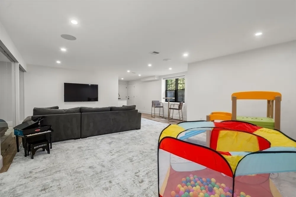 7 Massasoit Rd, Wellesley, MA 02481
