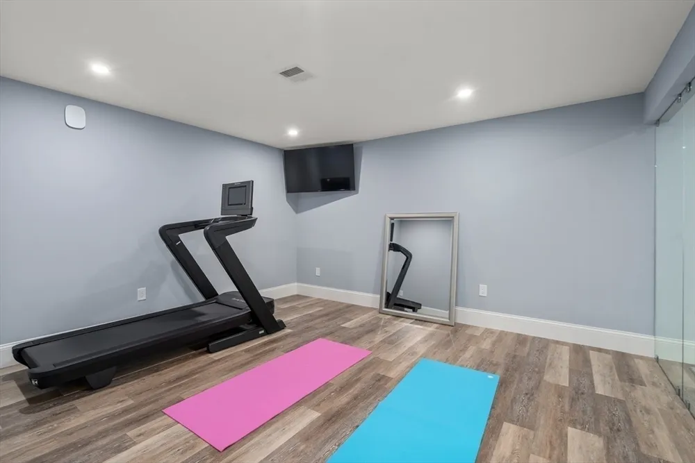 7 Massasoit Rd, Wellesley, MA 02481