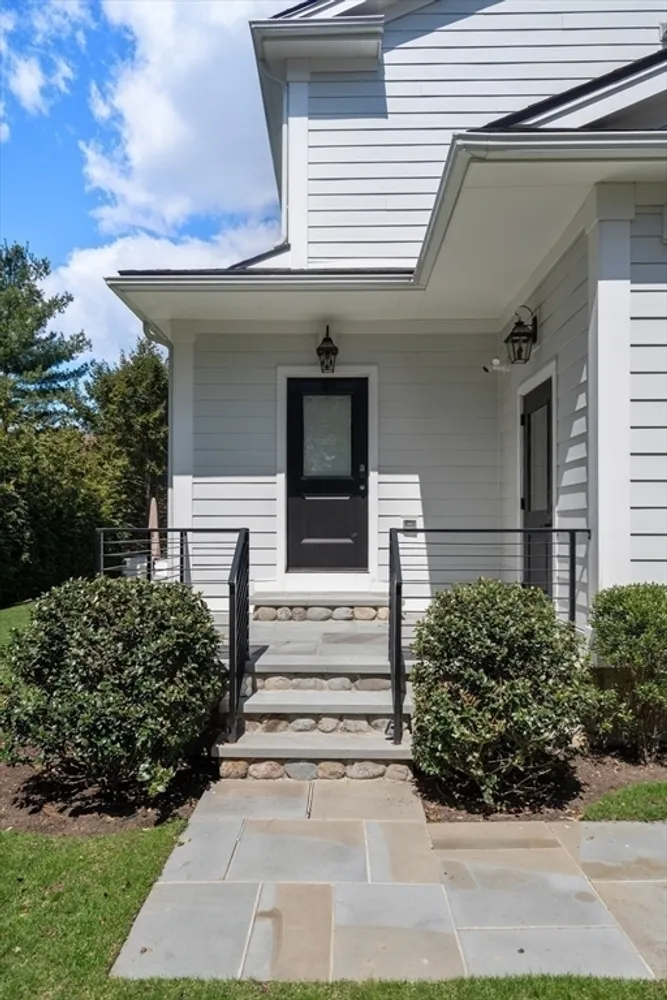 7 Massasoit Rd, Wellesley, MA 02481