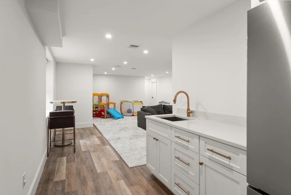 7 Massasoit Rd, Wellesley, MA 02481