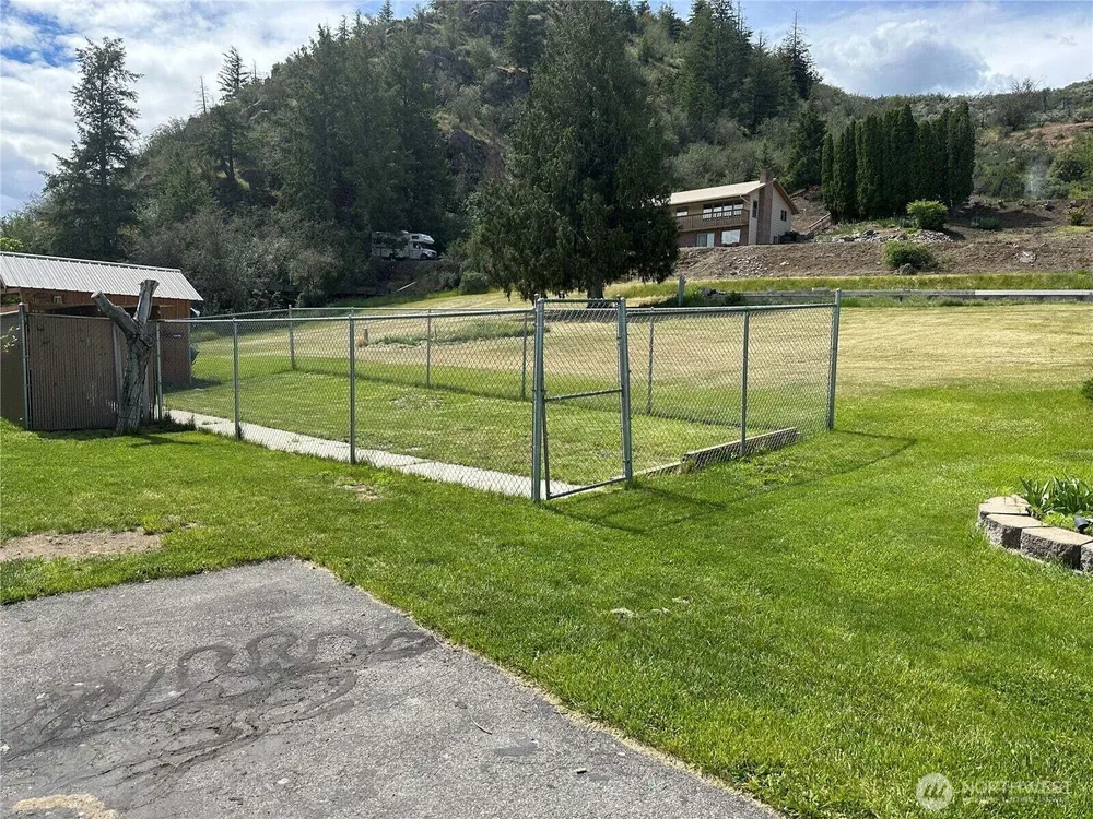 9 Rose St, Oroville, WA 98844