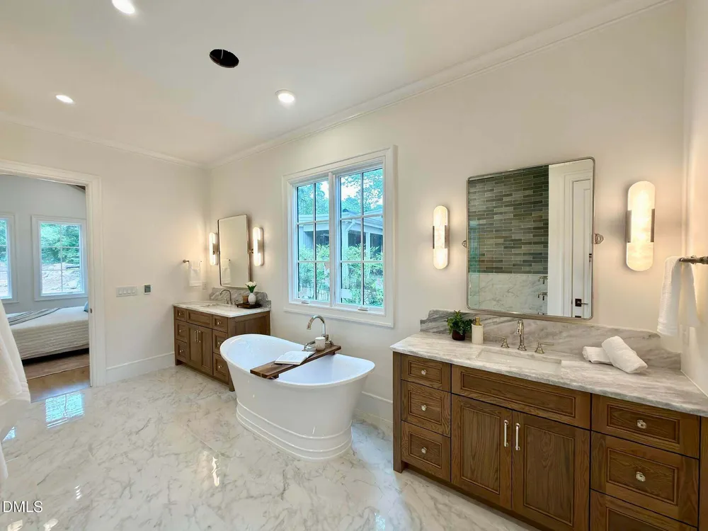 1718 Piccadilly Ln, Raleigh, NC 27608-2020