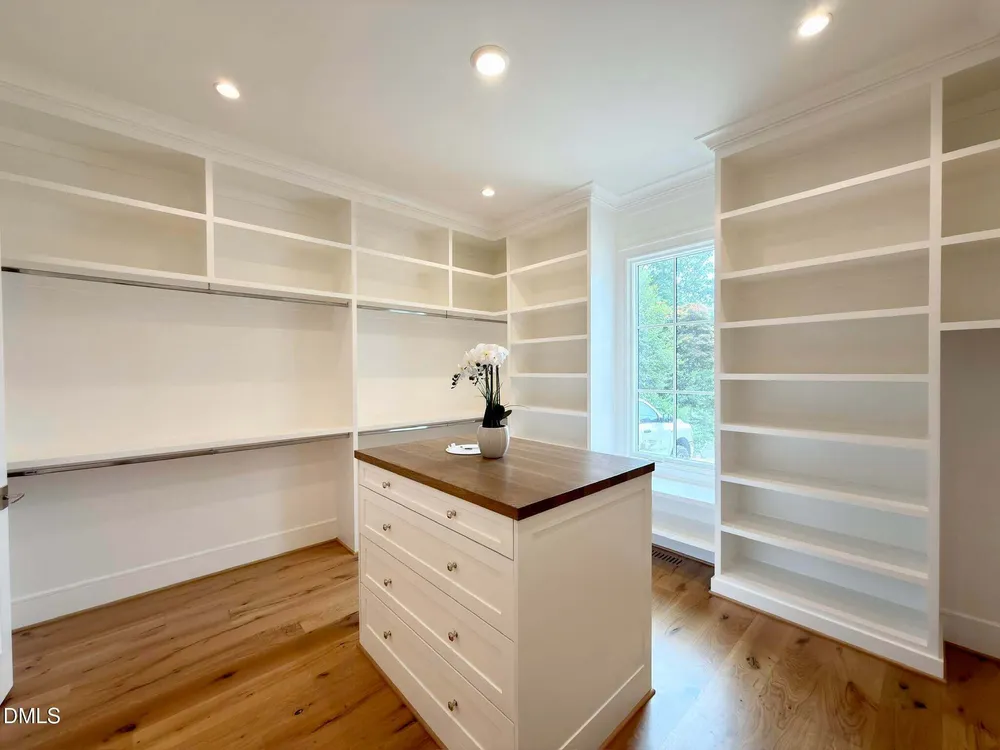 1718 Piccadilly Ln, Raleigh, NC 27608-2020