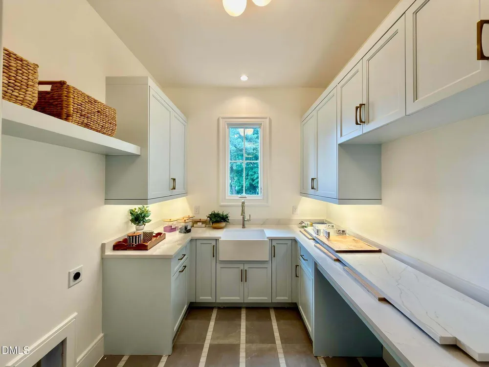 1718 Piccadilly Ln, Raleigh, NC 27608-2020
