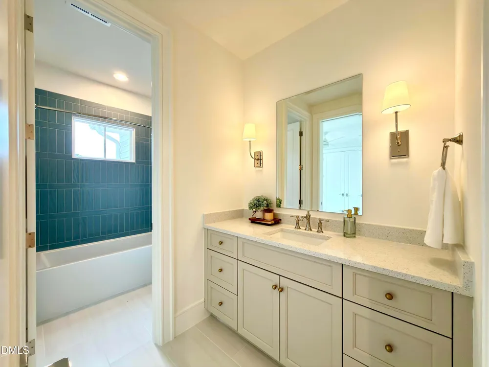 1718 Piccadilly Ln, Raleigh, NC 27608-2020