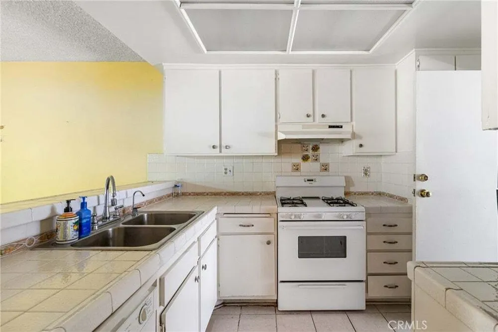 8601 Sunland Blvd, Sun Valley, CA 91352