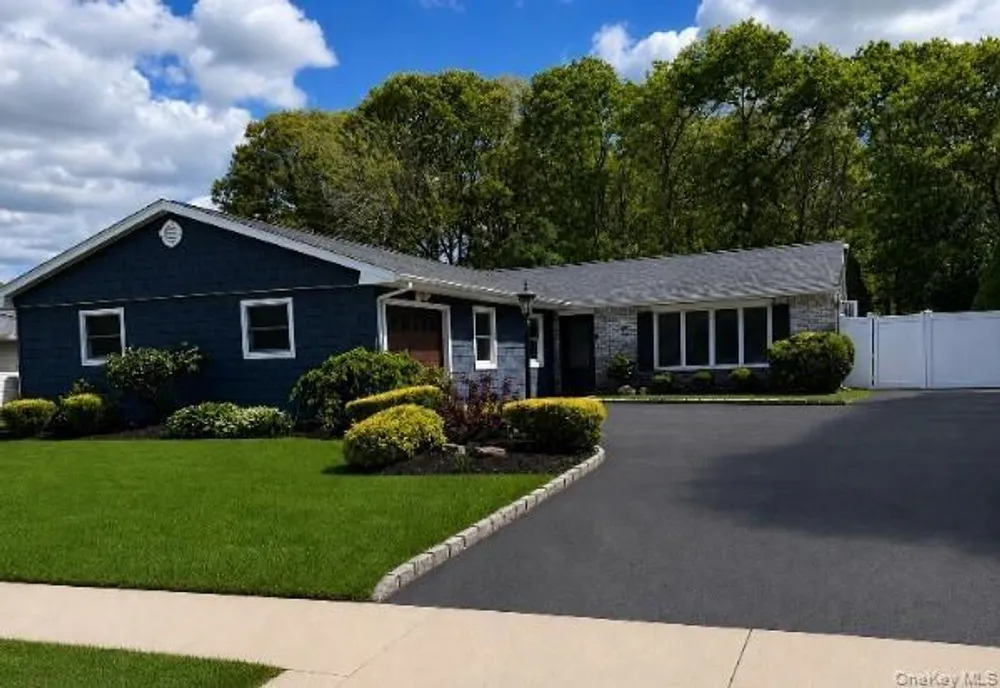 66 Singingwood Dr, Holbrook, NY 11741