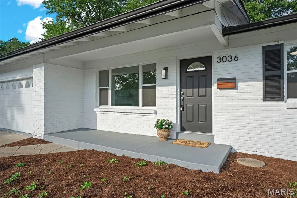 3036 Cherokee Ln, St Charles, MO 63301