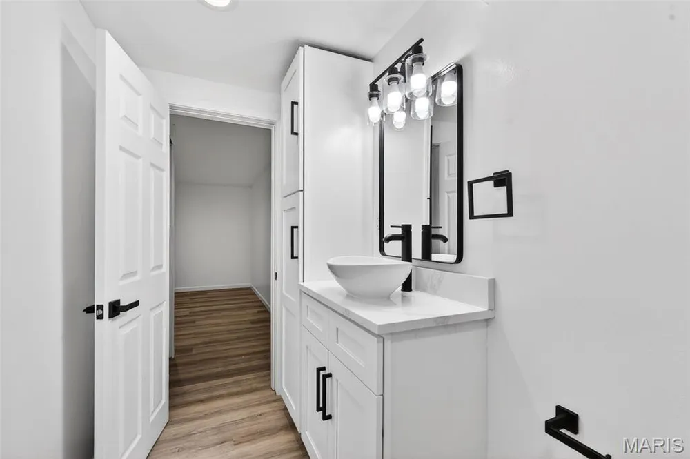 3036 Cherokee Ln, St Charles, MO 63301