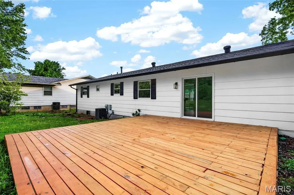 3036 Cherokee Ln, St Charles, MO 63301