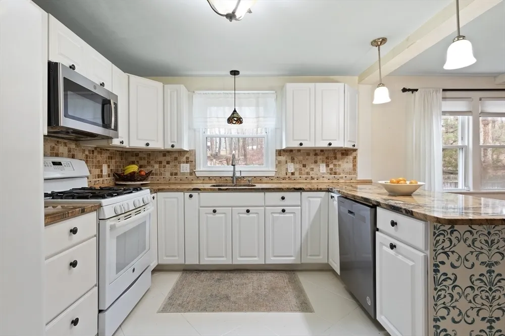 55 Thomas Dr, Chelmsford, MA 01824